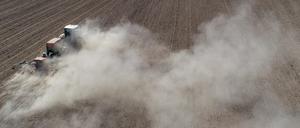 Trockene Ackerböden machen Landwirten Sorgen. 