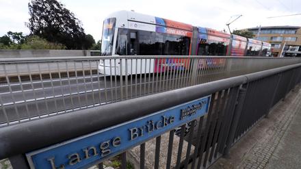 Blick von der Langen Brücke auf die Trambrücke.