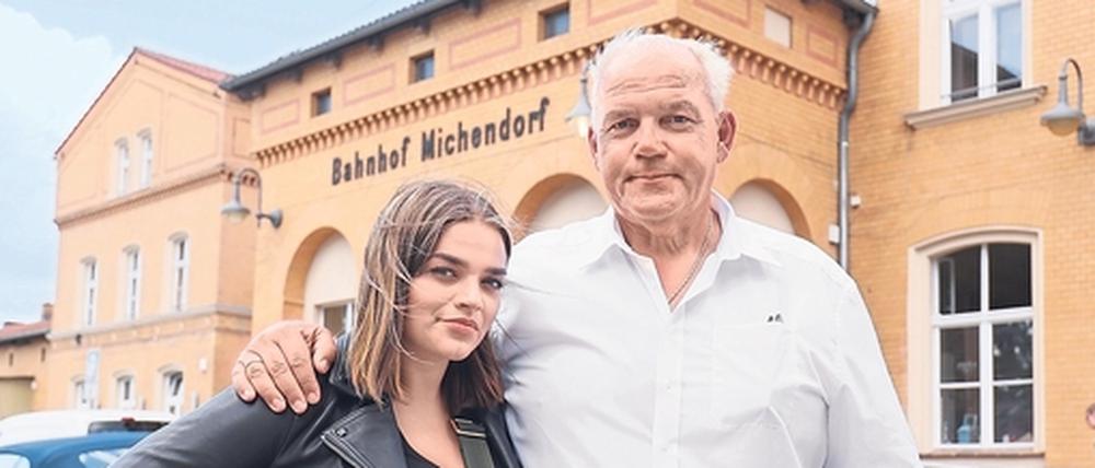 Bahnhofsbesitzer. Thomas Drechsel hat den Bahnhof zwar ersteigert, aber für seine Tochter Kimberley. Die 21-Jährige ist die offizielle Besitzerin.