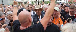 Heiko Schrang verweigert die Zahlung der Rundfunkgebühr. Deshalb steht er in Potsdam vor Gericht. Seine Anhänger bejubelten ihn.