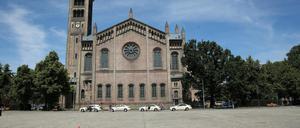Der Bassinplatz mit der Kirche St. Peter und Paul.