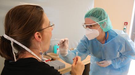 In der Abstrichstelle: die Medizinische Fachangestellte Claudia Franz bei der Speichelabnahme für den Corona-Test.