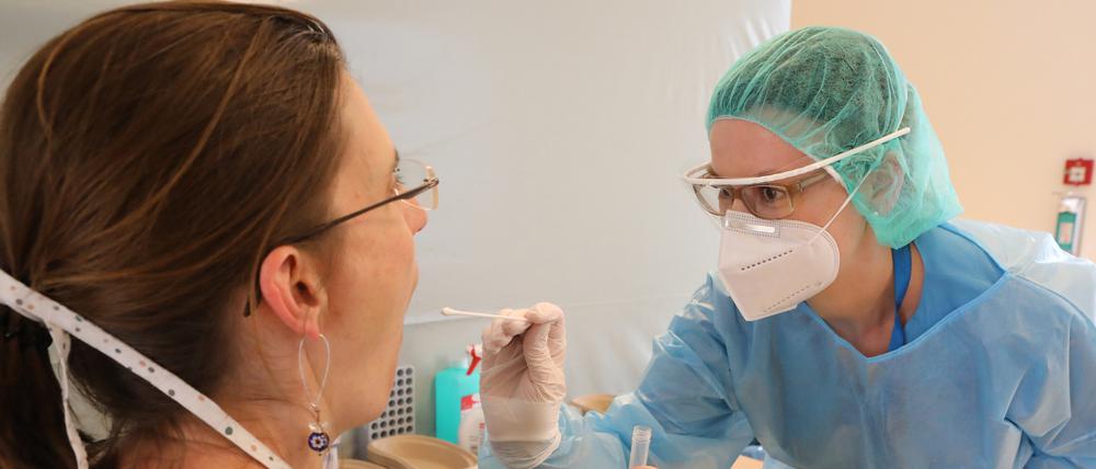 In der Abstrichstelle:  die Medizinische Fachangestellte Claudia Franz bei der Speichelabnahme für den Corona-Test.