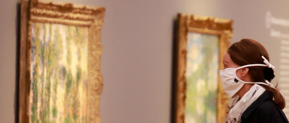 Ein Museumsbesuch mit Mundschutz in Coronazeiten.