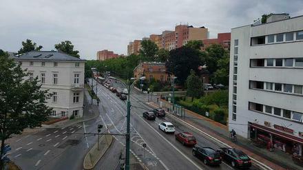 Stau stadteinwärts wie in der Zeppelinstraße ist häufig, aktuell wegen der Sperrung in der Breiten Straße aber extrem lang. 