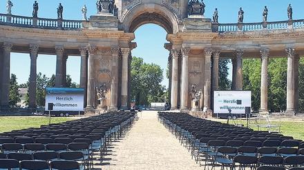 Leere am Neuen Palais. Nicht nur große Veranstaltungen wie die Absolventen-Verabschiedung – hier die vorbereiteten Sitzplätze im Vorjahr – mussten abgesagt werden.