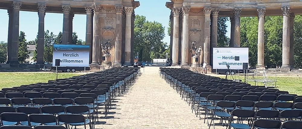 Leere am Neuen Palais. Nicht nur große Veranstaltungen wie die Absolventen-Verabschiedung – hier die vorbereiteten Sitzplätze im Vorjahr – mussten abgesagt werden.
