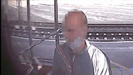 Mit Bildern aus einer Überwachungskamera hatte die Polizei tagelang nach dem mutmaßlichen Täter gesucht.