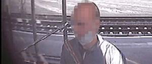 Mit Bildern aus einer Überwachungskamera hatte die Polizei tagelang nach dem mutmaßlichen Täter gesucht.