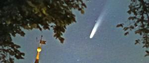 Der Komet "Neowise" über der Potsdamer Friedrichskirche in Babelsberg.