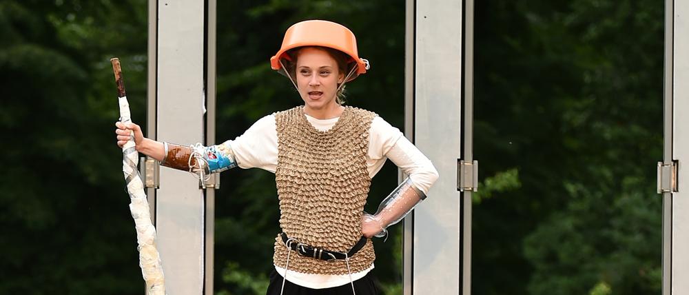 Antonia Döring spielt die Ritterin der flammenden Mörserkeule, eine Schwester im Geiste von Don Quijote.