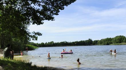 Am Neuen See in Falkensee darf wie an den allermeisten anderen Badestellen des Landes ganz regulär geplanscht werden. Nur am Gütersfelder Haussee, der zur Gemeinde Stahnsdorf gehört und auch von vielen Berlinern angesteuert wird, gilt nun ein Verbot. Ein Bademeister fehlt - so wie in vielen Freibädern bundesweit.