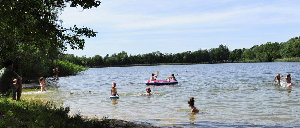 Am Neuen See in Falkensee darf wie an den allermeisten anderen Badestellen des Landes ganz regulär geplanscht werden. Nur am Gütersfelder Haussee, der zur Gemeinde Stahnsdorf gehört und auch von vielen Berlinern angesteuert wird, gilt nun ein Verbot. Ein Bademeister fehlt - so wie in vielen Freibädern bundesweit.