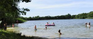 Am Neuen See in Falkensee darf wie an den allermeisten anderen Badestellen des Landes ganz regulär geplanscht werden. Nur am Gütersfelder Haussee, der zur Gemeinde Stahnsdorf gehört und auch von vielen Berlinern angesteuert wird, gilt nun ein Verbot. Ein Bademeister fehlt - so wie in vielen Freibädern bundesweit.