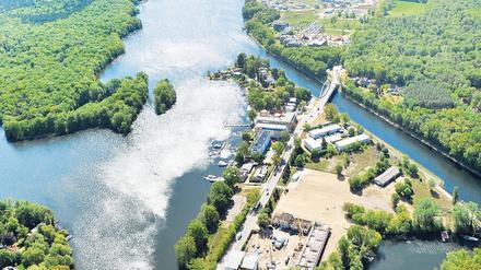 Die Tram nach Krampnitz soll auf einem eigenen zweigleisigen Bett neben der Bundesstraße 2 fahren. Besonders auf der Insel Neu Fahrland ist wenig Platz.