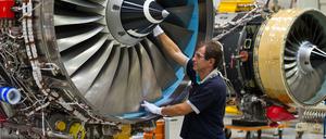 Ein Mechaniker des britischen Triebwerksherstellers Rolls-Royce arbeitet an einem Flugzeugtriebwerk im Werk in Dahlewitz. 