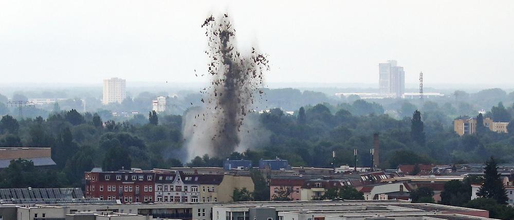Fontäne aus Schlamm und Wasser bei der Sprengung der Weltkriegsbombe im Aradosee.