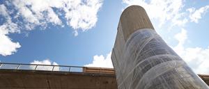 Ein Pfeiler - noch ohne Brücke. Die wird kommende Woche gegossen; die Friedrich-List-Straße ist der Produktionsort und muss daher geschlossen werden.