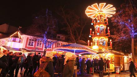 Der Weihnachtsmarkt "Blauer Lichterglanz" auf der Brandenburger Straße in der Innenstadt.