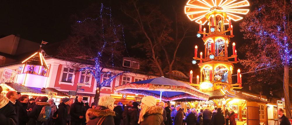 Der Weihnachtsmarkt "Blauer Lichterglanz" auf der Brandenburger Straße in der Innenstadt.