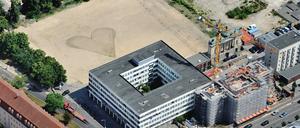 Luftbild der Baustelle der Garnisonkirche mit der Plantage als Brache - mit Herz.