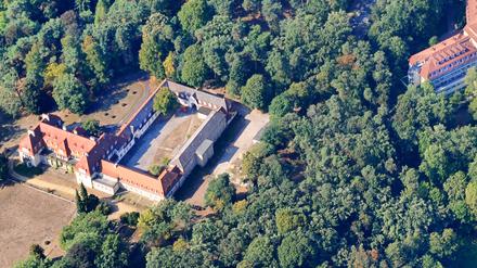 Die Siemensvilla am Lehnitzsee, rechts das Kliniksanatorium Heinrich-Heine.