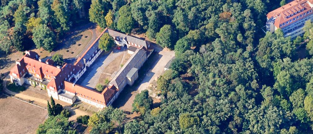 Die Siemensvilla am Lehnitzsee, rechts das Kliniksanatorium Heinrich-Heine.