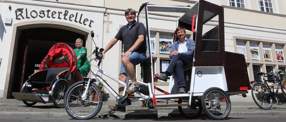 Potsdamer Bürgerstiftung: Mirko Seffzig (mitte), mit Fahrrad-Rikscha des Stiftungsprojektes „Bürgermobil” vor dem Klosterkeller Potsdam.