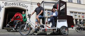Potsdamer Bürgerstiftung: Mirko Seffzig (mitte), mit Fahrrad-Rikscha des Stiftungsprojektes „Bürgermobil” vor dem Klosterkeller Potsdam.