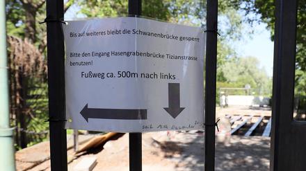 Die Schwanenbrücke bleibt bis auf Weiteres geschlossen, der Zugang zum Neuen Garten ist über einen Umweg möglich.