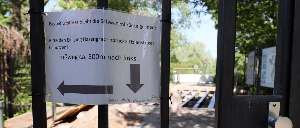 Die Schwanenbrücke bleibt bis auf Weiteres geschlossen, der Zugang zum Neuen Garten ist über einen Umweg möglich.
