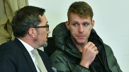 Maik Schneider mit seinem Anwalt Oliver Milke (l) beim Prozess im Oktober 2019.
