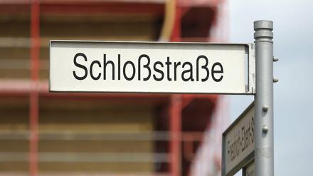 Die Schloßstraße hieß früher "Am Karl-Liebknecht-Forum". Der Straßenabschnitt in der neuen Mitte wird nach Anna Zielenziger benannt.