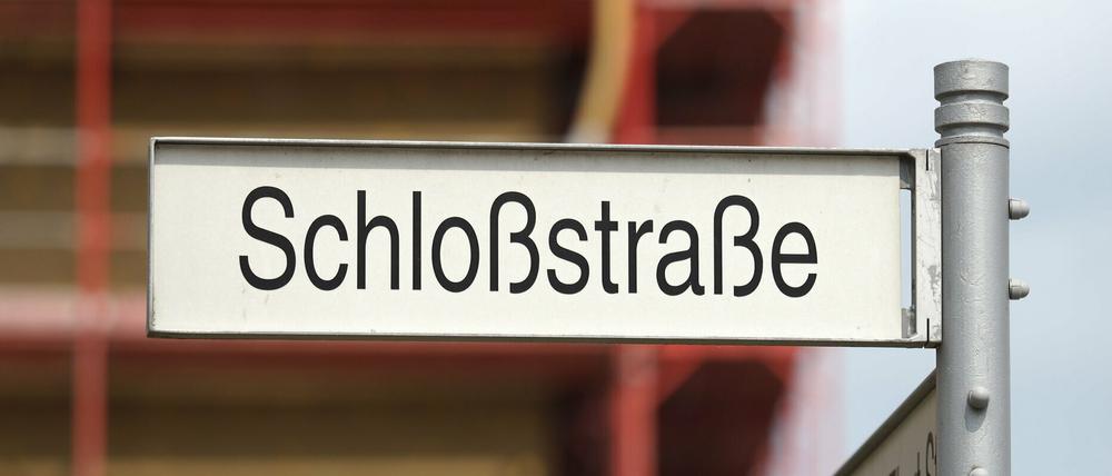 Die Schloßstraße hieß früher "Am Karl-Liebknecht-Forum". Der Straßenabschnitt in der neuen Mitte wird nach Anna Zielenziger benannt.