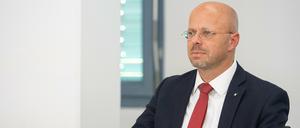 Andreas Kalbitz, ist noch immer AfD-Fraktionsvorsitzender im Brandenburger Landtag, auch wenn er aus der Partei ausgeschlossen ist. 