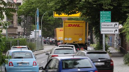 Ein gewohnter Anblick: Dichter Verkehr auf der Behlertstraße.