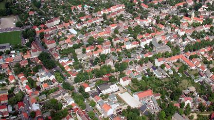 Babelsberg aus der Luft mit dem Karl-Liebknecht-Stadion (li.).