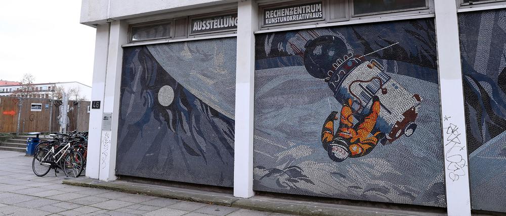 Blickfang am Kreativhaus Rechenzentrum: Das Mosaik „Der Mensch bezwingt den Kosmos“ von Fritz Eisel