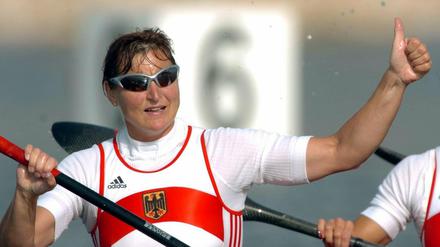 Kanutin Birgit nachdem sie bei den Olympischen Spielen in Athen die Goldmedaille im Kajak-Vierer über 500m gewonnen hat. 