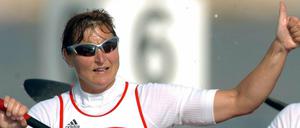Kanutin Birgit nachdem sie bei den Olympischen Spielen in Athen die Goldmedaille im Kajak-Vierer über 500m gewonnen hat. 