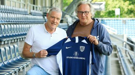 Studio-Babelsberg-Chef Christoph Fisser und SVB-Vorstandschef Archibald Horlitz mit dem neuen Trikot.