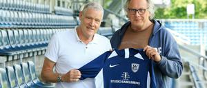 Studio-Babelsberg-Chef Christoph Fisser und SVB-Vorstandschef Archibald Horlitz mit dem neuen Trikot.