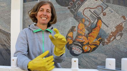 Mosaizistin Svenja Teichert am Rechenzentrum.