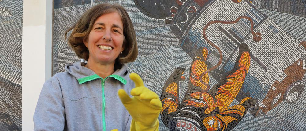 Mosaizistin Svenja Teichert am Rechenzentrum.