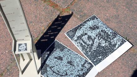 Abstrahierte Porträtfotos aus verschiedenen Lebensaltern Willi Frohweins, auf die Sitzfläche von Stühlen eingepresst.