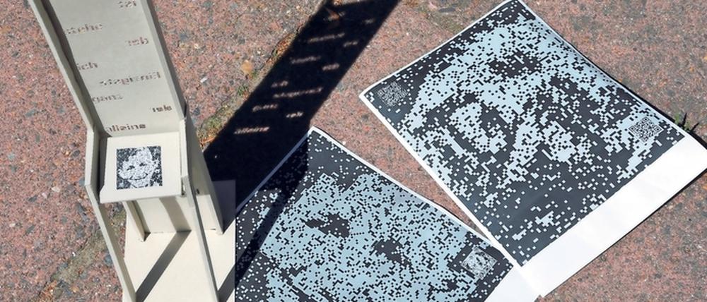 Abstrahierte Porträtfotos aus verschiedenen Lebensaltern Willi Frohweins, auf die Sitzfläche von Stühlen eingepresst.