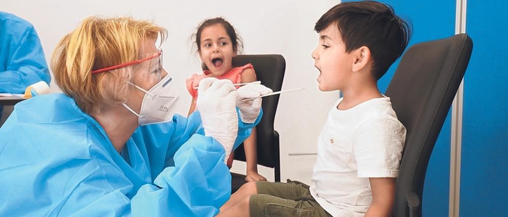 105 Kinder müssen getestet werden. Als Belohnung gab es nach dem Abstrich Süßigkeiten.