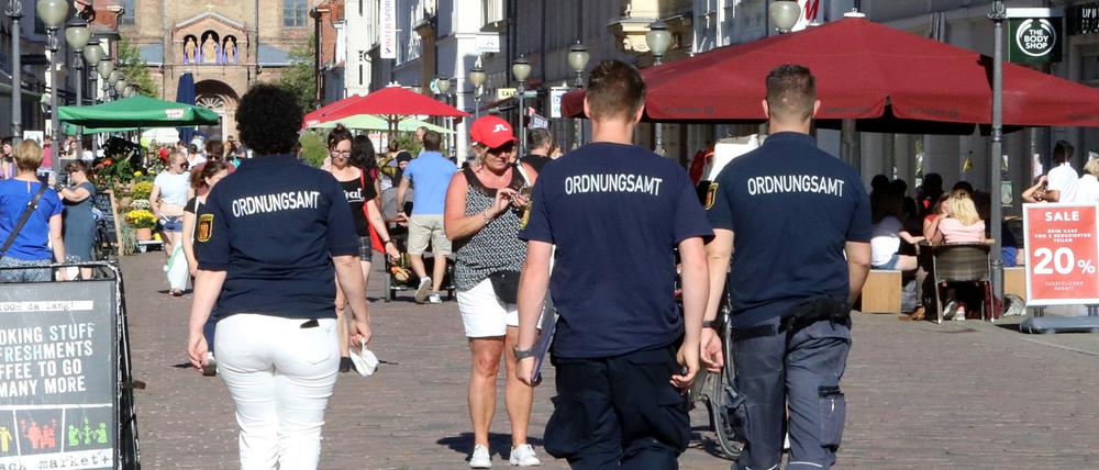 Mitarbeiter des Ordnungsamtes bei Kontrollen in der Potsdamer Innenstadt.