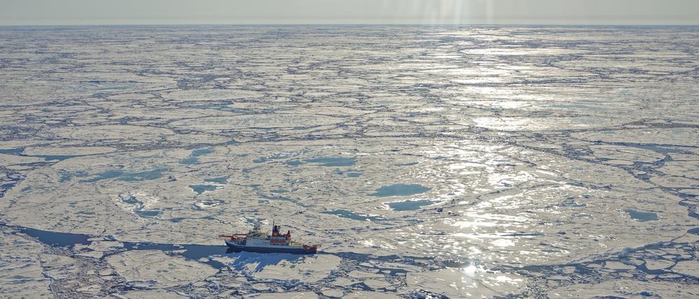 Die "Polarstern" im Eis.