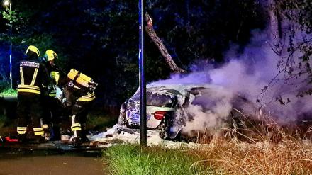 Feuerwehrleute an der Unfallstelle bei Geltow.